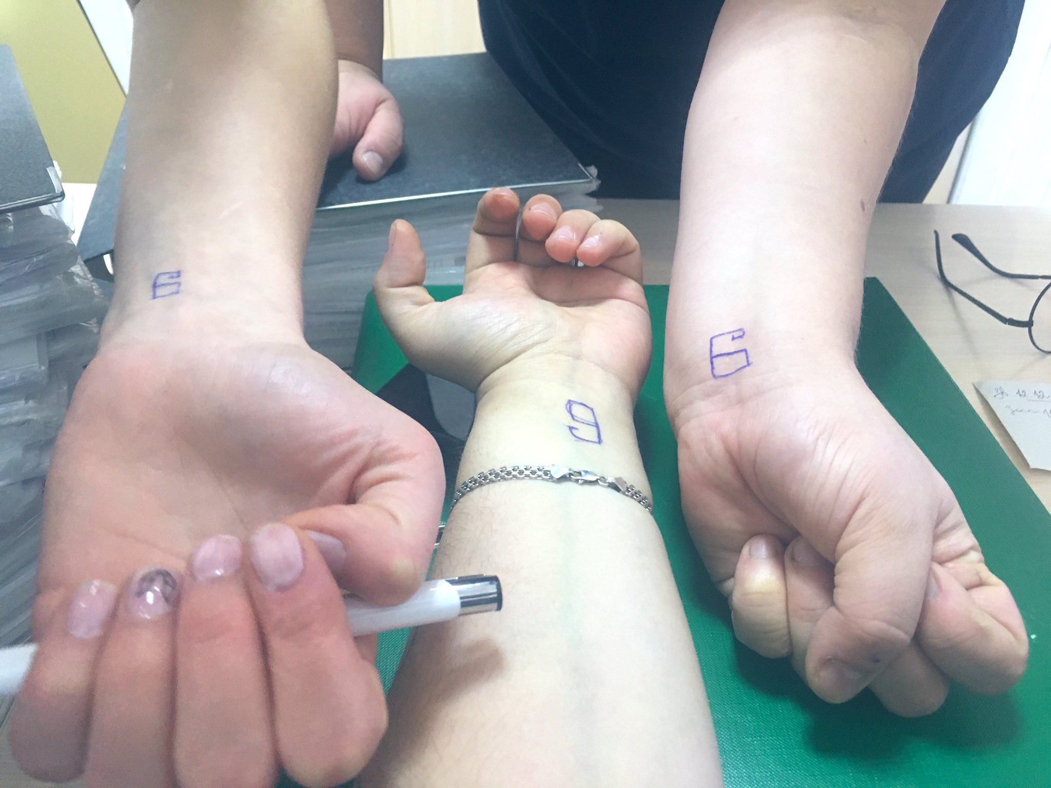 денежная девятка на запястье. денежная девятка на запястье. денежная девятка схема. день девятки на запястье. магическая 9 на деньги.