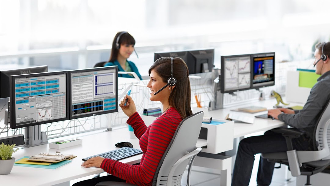 Наладчик чпу. Work of the tour staff. Проверяющий работы операторов. Специалист информационного обеспечения девушка. Оператор колл центра.