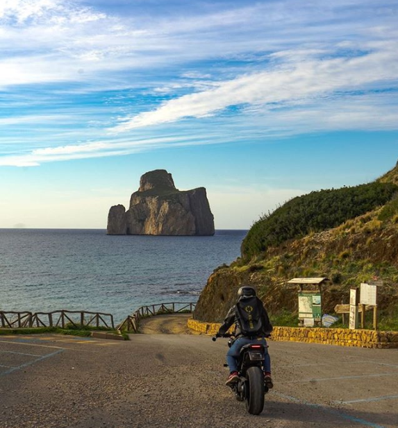 Weekends like this ✊😎
 📸 <a href="/luciomacis/">Luciomacis</a>
#mototravel #xlmoto #xlmotobackpack #waterproofed #livefree #motolife #bikelife #friday #fridaymood #mood #weekend