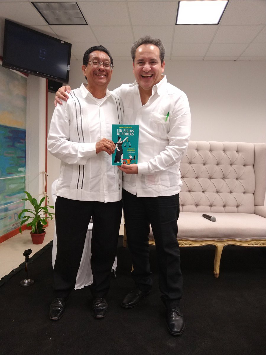 #PresentaciónDeLibro #NiFiliasNiFobias  Un gusto saludar a distinguidas personalidades entre ellas al ex Gobernador <a href="/hendricksjoaqui/">joaquin hendricks</a> <a href="/RafaeldelPozo/">Rafael del Pozo</a> a la Dra. #MónicaValenciaDíaz y por supuesto al Mtro. <a href="/leonpres/">leon lizarraga</a>