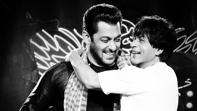 Fansofsrknagpur's tweet photo. “A real friend is one who walks in when the rest of the world walks out.”
#Bromance
@iamsrk | @BeingSalmanKhan https://t.co/44stvPCowV