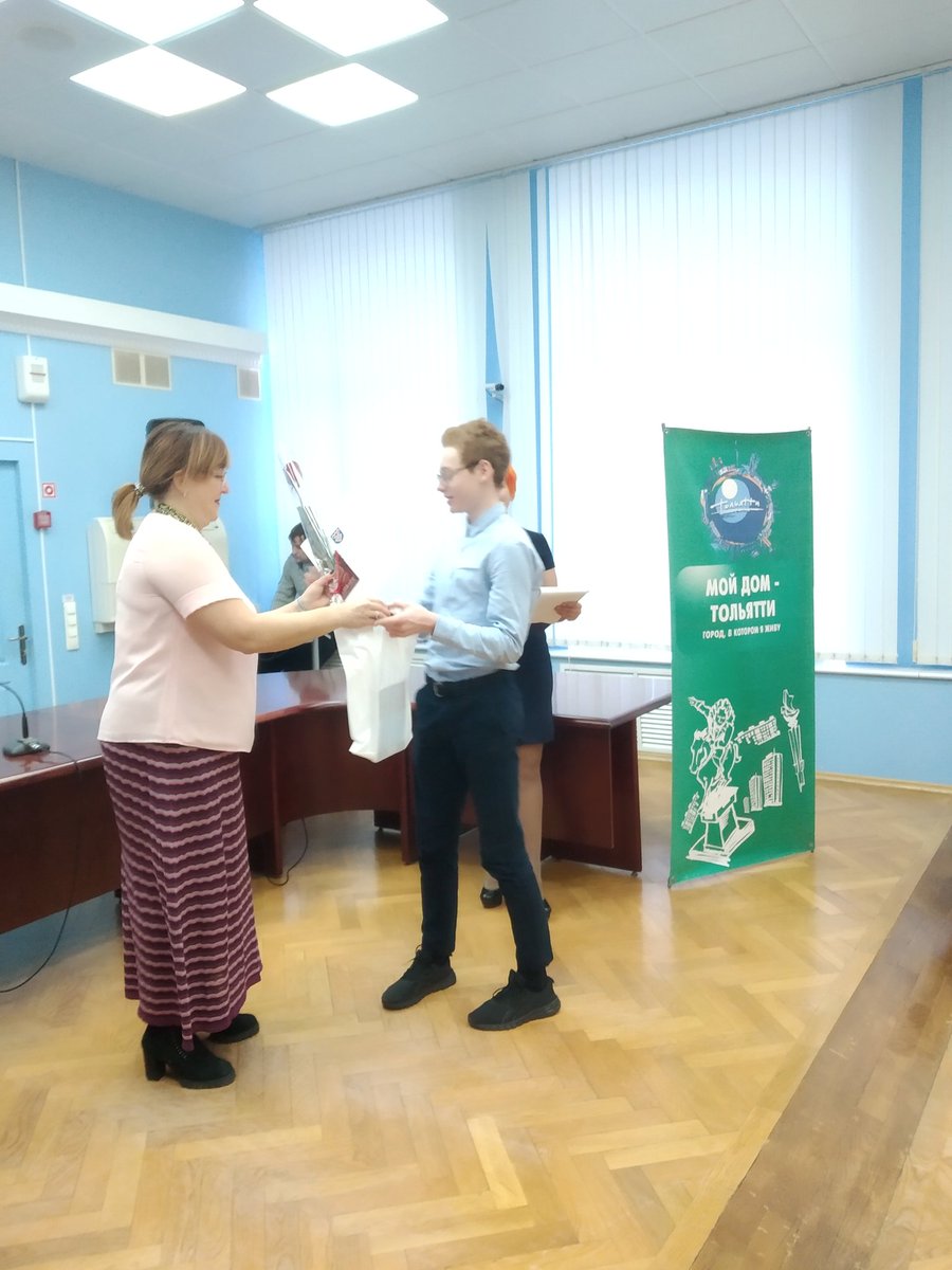 Lebedeva_Lar's tweet photo. В городском округе Тольятти проходит торжественная церемония вручение паспортов учащимся МБУ гимназии 9. Мероприятие приурочено ко Дню Конституции. Церемонию проводит заместитель главы г.о. Тольятти  по социальным вопросам Баннова Ю.Е.. https://t.co/1y4J2RkLc0