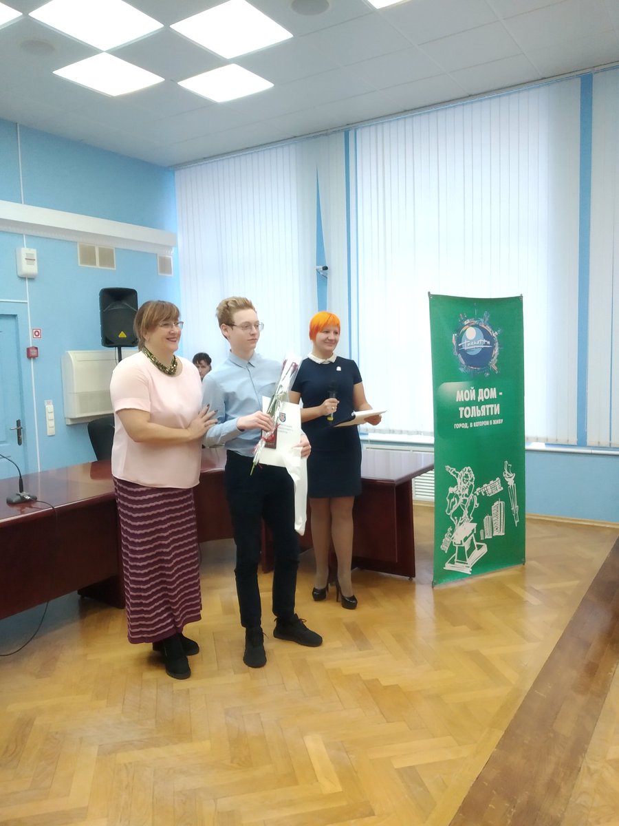 В городском округе Тольятти проходит торжественная церемония вручение паспортов учащимся МБУ гимназии 9. Мероприятие приурочено ко Дню Конституции. Церемонию проводит заместитель главы г.о. Тольятти  по социальным вопросам Баннова Ю.Е..