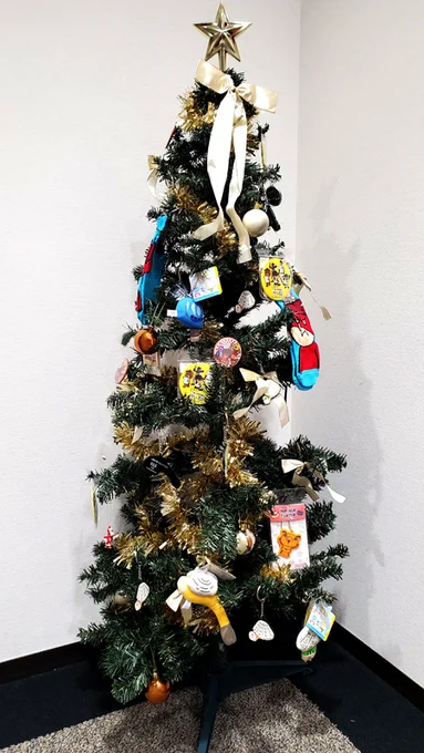 大掃除も終わり、DLEはクリスマス仕様になりました。今年のツリーがあまりにもアレだったので見てください。 