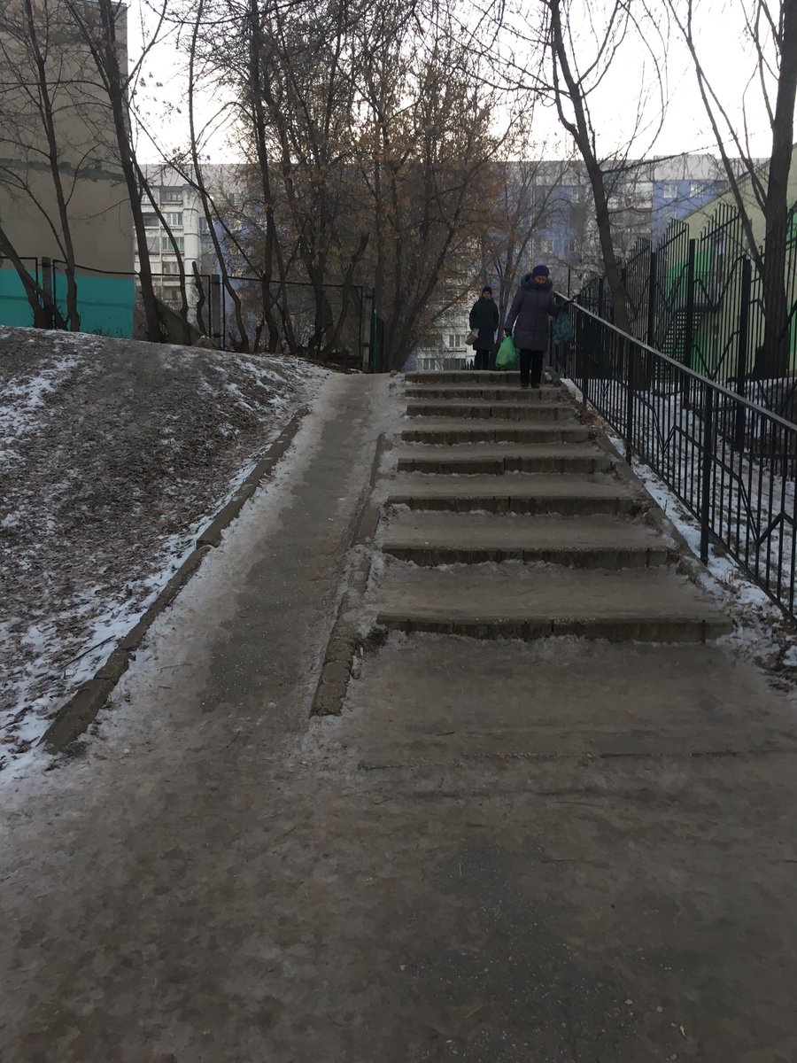 Очень скользкая лестница около 407 детсада. На моих глазах пенсионерка упала. Просьба отреагировать и убрать наледь <a href="/DepGorHozSamara/">Департамент ГХиЭ</a> <a href="/SamMobilePriem/">Мобильная приемная Губернатора Самарской области</a>