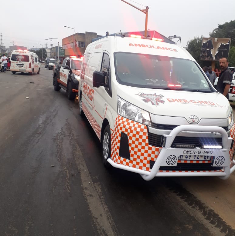 EMER_G_MED's tweet photo. 《Stafford》 #RV06, #M01, #A04, #A11 responded to a taxi collision on the corners of Turffontein Road and Marlborough Road. Multiple patients were treated and transported to hospital @GTP_Traffstats @_ArriveAlive @EWNTraffic #whensecondscount #stafford https://t.co/JrfJ2NpB9f