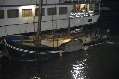 Brandweer redt zinkend bootje in Nijmeegse Waalhaven ..