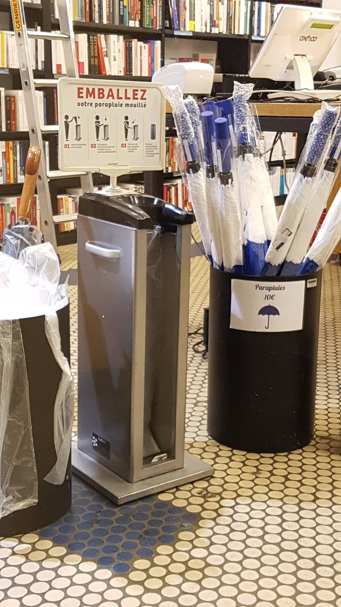 clecoeur's tweet photo. Hello @librairiemollat, tu penses à la #planète quand tu achètes &amp; installes ce genre d'aberration qui va a rebours de l'évolution ? Pour mémoire ce type de #plastique est non recyclable..
#noplastic #CriseClimatique #UrgenceClimatique #NoPlaneteB #NoPlasticChallenge #ZeroDechet https://t.co/vszu1Y5XXj