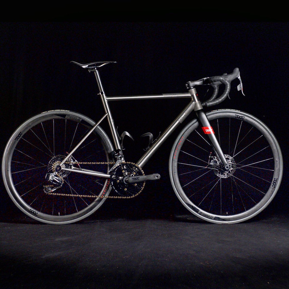 Aracnide Titanio. 
Pure racing weapon. 

#titaniumbike #handmadeinitaly #tredders #tredbikes #bikeporn #titanio #cyclinglife 

Check details on tredbikes.com