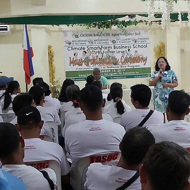 ati_bicol's tweet photo. AS IT HAPPENS. Asst. Center Director Vivien Carable welcomes the farmers in the ongoing Climate Smart Farm Mass Graduation Ceremony. https://t.co/NYJfxyiA9i https://t.co/zJOfa6wKFC