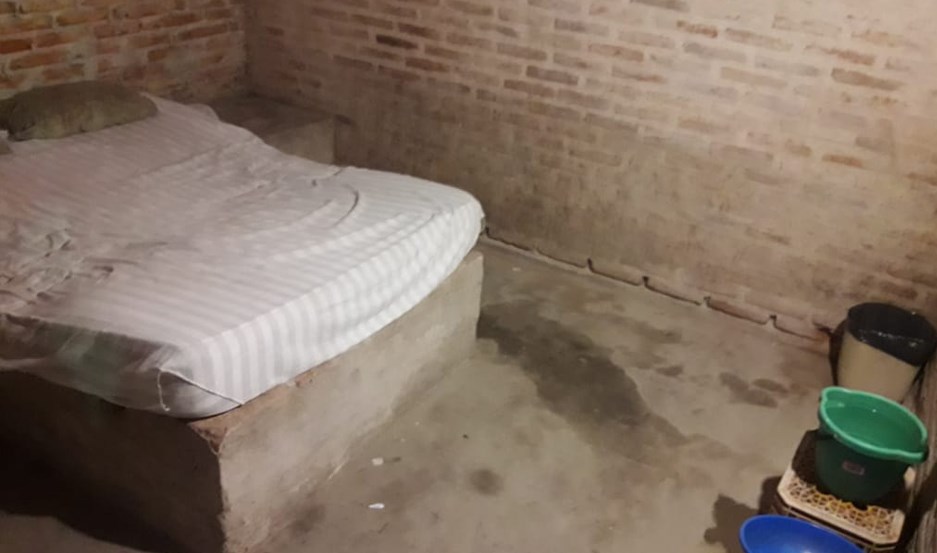 negativepussy's tweet photo. Detuvieron a un hombre que prostituia mujeres de entre 20 y 55 años. 
Habían 10 habitaciones en las que las mujeres recibían a clientes, todas precarias, con una cama de 2 plazas de ladrillos, ropa blanca, en pésimas condiciones de higiene, además de baldes con agua y jabón. https://t.co/s2CgSaPVzk