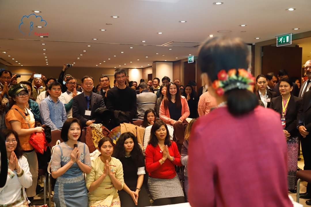 ya_kothu's tweet photo. 📷CRD : KoTharByaw ရိုက်ကူးထားတဲ အမေ့ရဲ့ကြည်နူးဝမ်းသာ ပြုံးပျော်နေဟန်နှင့် နိုင်ငံတကာရောက် အမေစု၏ သားသမီးများမှ လာရောက်တွေ့ဆုံ ဂါရဝပြုနေသောပုံရိပ်လေး🇲🇲❤️🇲🇲❤️🇲🇲❤️🇲🇲❤️

#JusticeForMyanmar
#WeStandWithOurLeader
#WeStandWithDawAungSanSuuKyi 
#StateCounsellor
#Myanmar https://t.co/HBog91Ka3D