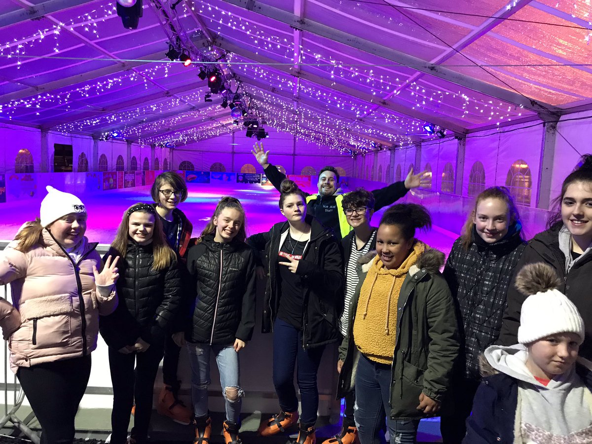 3rd Farnworth Guides had a fab time ice skating at Bolton Winter Festival!! ⛸⛄️❄️ @BoltonWinterFes <a href="/Girlguiding/">Girlguiding</a> <a href="/Girlguiding_NWE/">Girlguiding North West England</a>