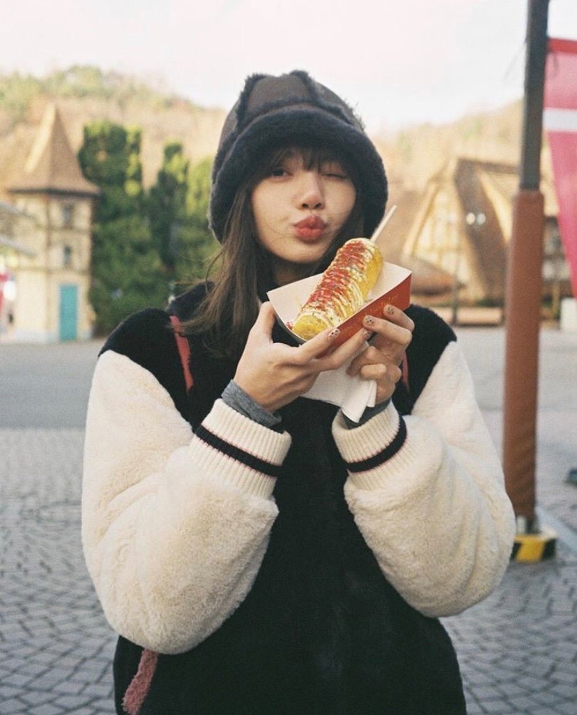 addicttolalisa's tweet photo. Good morning love 💕 #Lisa #BLACKPIINK https://t.co/sDgqfbKNin