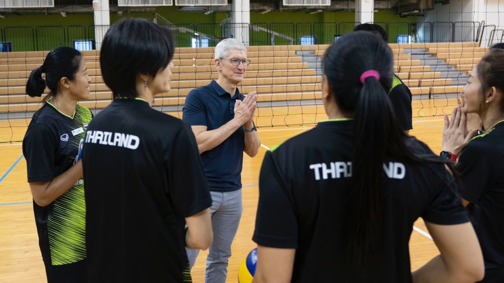 Congratulations to the Thai women’s national volleyball team for winning gold at #SEAGames2019! Great to meet Coach Danai, @nootsara13, @malikaboth and the rest of the team and see how they use Apple Watch and iPad in training. สู้ๆ โชคดีสำหรับรอบคัดตัวโอลิมปิกนะครับ