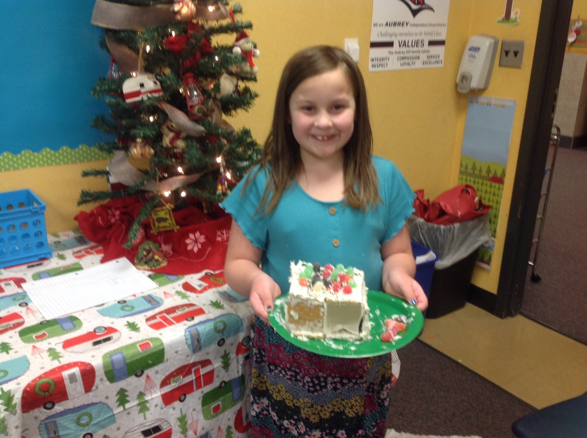MrsPerkinsTeach's tweet photo. After all the hard work of designing, planning, and building our gingerbread houses, we had so much fun decorating them! Look how SWEET they are! #inspiringchaps #AubreyProud https://t.co/nhwrNQ5MMw
