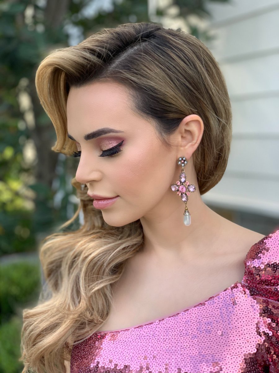 RosannaPansino's tweet photo. “Keep away from people who try to belittle your ambitions. Small people always do that, but the really great make you feel that you, too, can become Great.” - Mark Twain https://t.co/gH6f2qFkZ7
