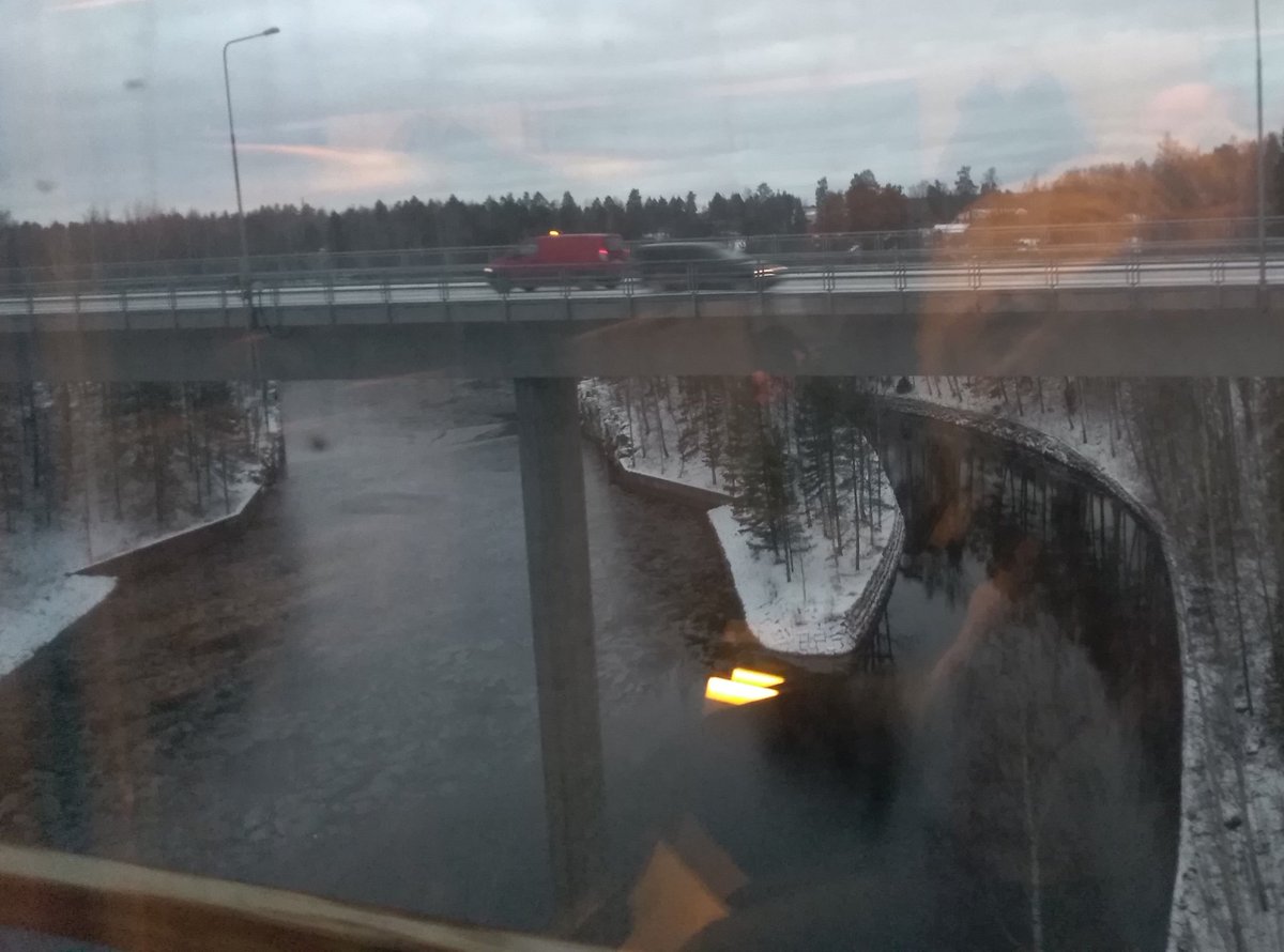 KohoJarkko's tweet photo. Kaksoisraide Luumäki - Imatra rakentuu. Junien ajolangat on trimmattu elokuussa 2022 valmiiksi. Kokonaisuudessaan #LuIma -hanke valmis 2023. Saimaan kanavan ylitys kuvan takaa on kohtalainen. Uuden Mansikkakosken ratasillan #Vuoksi voitettu raiteella 2. https://t.co/PQNiYZBUaJ