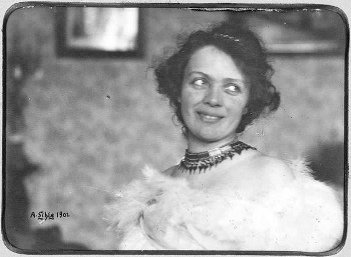 Taideyliopisto's tweet photo. Taiteilija-tutkija Elina Saloranta vastaa 1800-luvulla syntyneen Elli Forssellin kirjeisiin ja saa sen avulla meidät pohtimaan, mikä naisten elämässä on sadassa vuodessa muuttunut, mikä ei. Lue @HeidiKalmari’n hieno juttu Salorannan tutkimuksesta. https://t.co/3bjpvZfdy7 #issuex https://t.co/H7Ecwb935Q