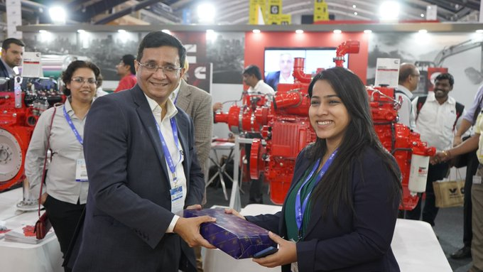 CVmagazine's tweet photo. @apollotyres @CII_Excon @Liebherr Women manning their stand in @Cummins India Ltd. get mementoes from Mr Rajesh C Bhandari, Member Steering Committee - Excon 2019 &amp; Managing Director, Gates India Pvt. Ltd. at #EXCON2019.
 #WomenBuildingIndia #WomenInInfrastructure https://t.co/oqCx61INI7
