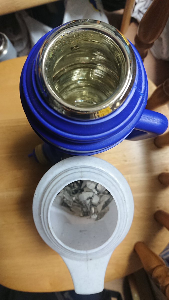 Isamu Kato Sur Twitter マテ茶用の水筒にお湯を注いだら 保温のために水筒の内側に張られているアルミ箔が一気に粉々になった O 水筒を落としてアルミ箔が割れたことはあるけど お湯を注いでる時に割れたのは初めてだったからビックリした 笑 Isamu Kato Sur Twitter マテ茶用の水筒にお湯を注いだら 保温のために水筒の内側に張られているアルミ箔が一気に粉々になった O 水筒を落としてアルミ箔が割れたことはあるけど お湯を注いでる時に割れたのは初めてだったからビックリした 笑