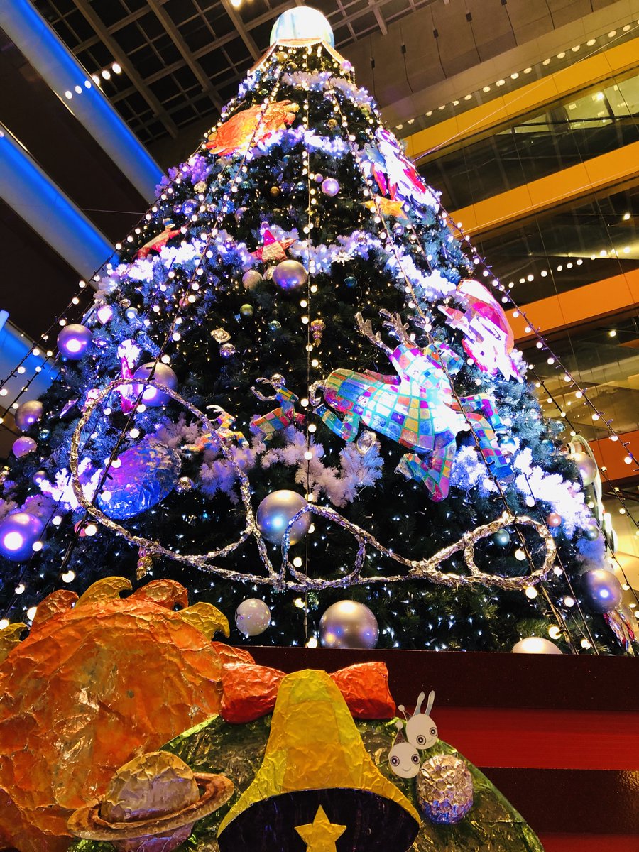 乗換案内next 企業公式イルミ探し 二子玉川ライズ ガレリアにそびえたつクリスマスツリー 足元のufoには子供たちが行列をつくっていました 二子玉川ライズ Electric Moon Xmas イルミネーション特集 T Co Mtlcii9voc T Co