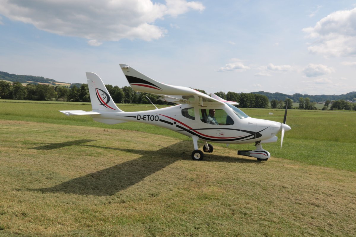 flightdesignct's tweet photo. #flightdesign #f2 and #f2e is about advanced #aerodynamics, #avionics and comfort. @GarminAviation #rotax #amsafe safety belts #neuform prop. https://t.co/kA1OGeY6mb
