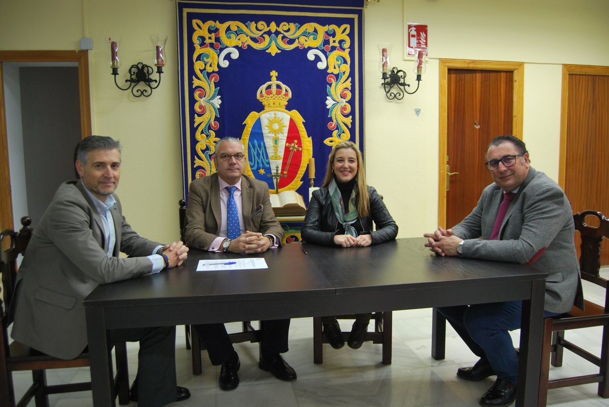 aytoguadaira's tweet photo. La alcaldesa, Ana Isabel Jiménez y el presidente del Consejo de Hermandades, Antonio Rivas han ratificado la cesión definitiva por parte del Ayuntamiento del local de la antigua biblioteca de la calle Nuestra Señora del Águila a la entidad que agrupa a las hermandades. https://t.co/BBQLNKQ37o