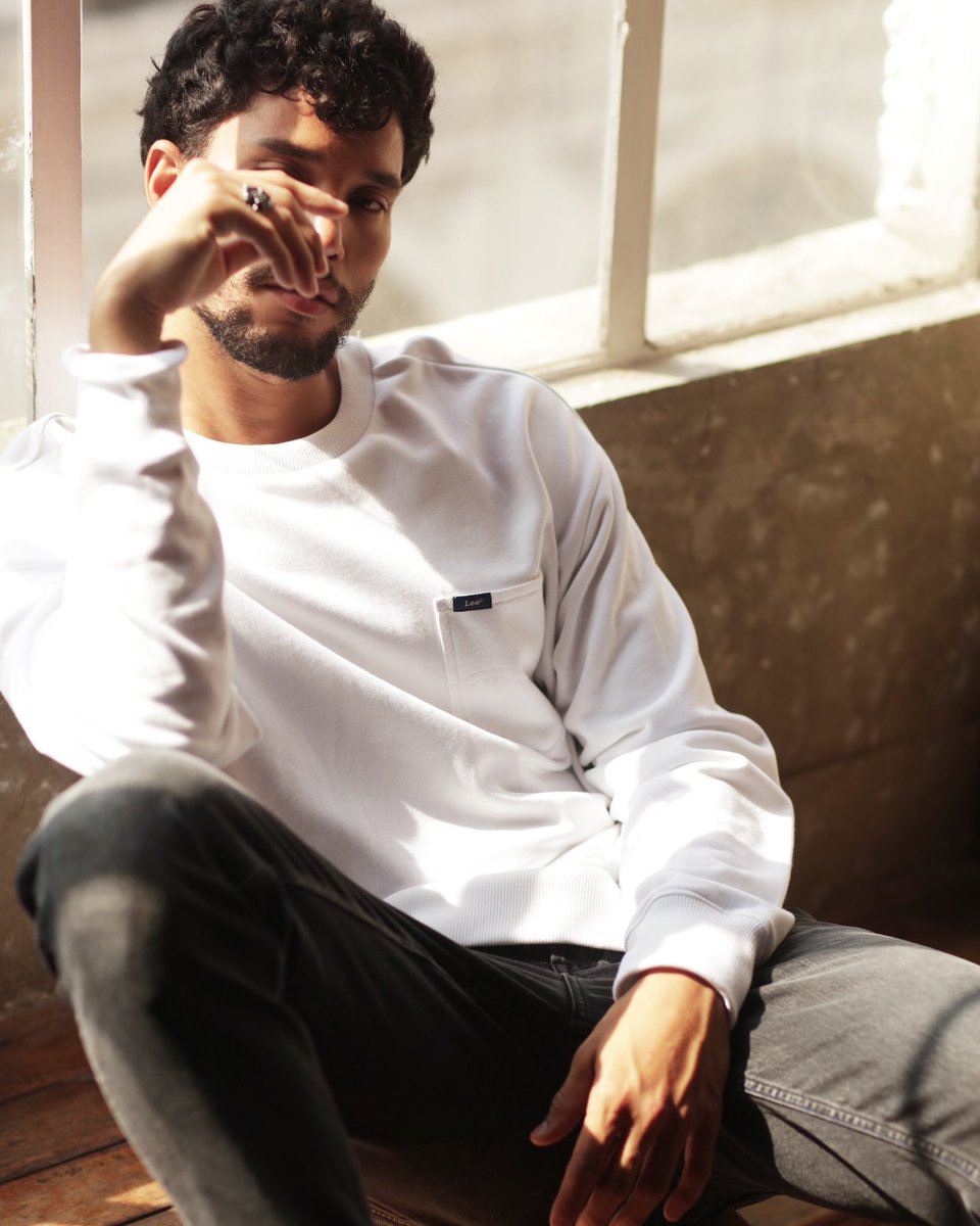 leejeansphil's tweet photo. This laidback sweater and a pair of slick jeans to match for a relaxed Friday look. #Lee101Plus #MoveYourLee #LeeJeansPH https://t.co/W8qlcIJDgR