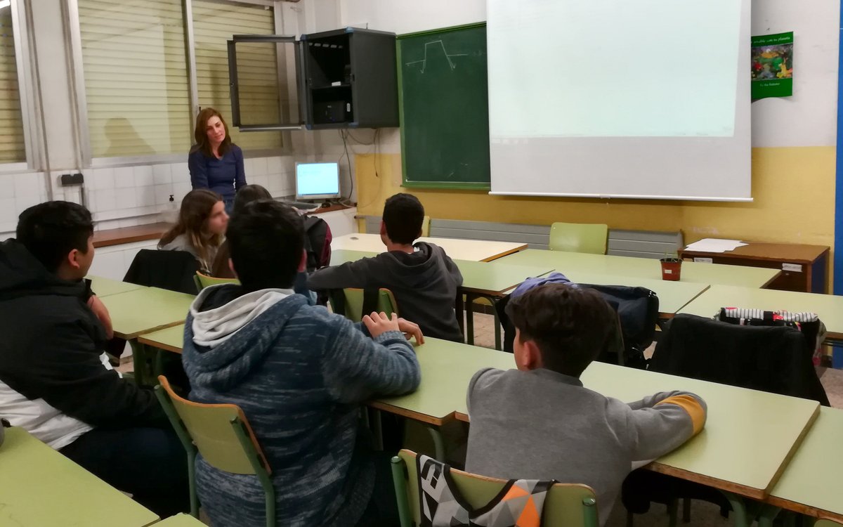 marta_rnt's tweet photo. Ahir la investigadora Angela Pedroso de @ICTA_UAB va parlar als alumnes de l'IES Mercè Rodoreda de com les plantes milloren el medi ambient dins de la iniciativa #RecerConnecta @Pessics #AGAUR #COFUND_CAT https://t.co/HSK8FcW5OG