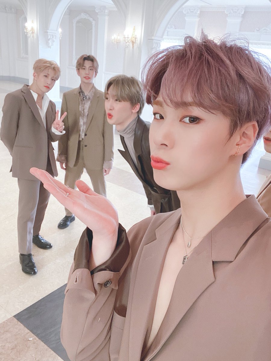 [#ASTROSTAFF 시선👀]
🌙빈의 셀카를 놓칠 수 없는
엠쩨🦊 찌누🐶 따나🐥‼
장꾸들의 셀카 완성📸

#ASTRO #아스트로 #AROHA #아로하 #BLUEFLAME #블루플레임