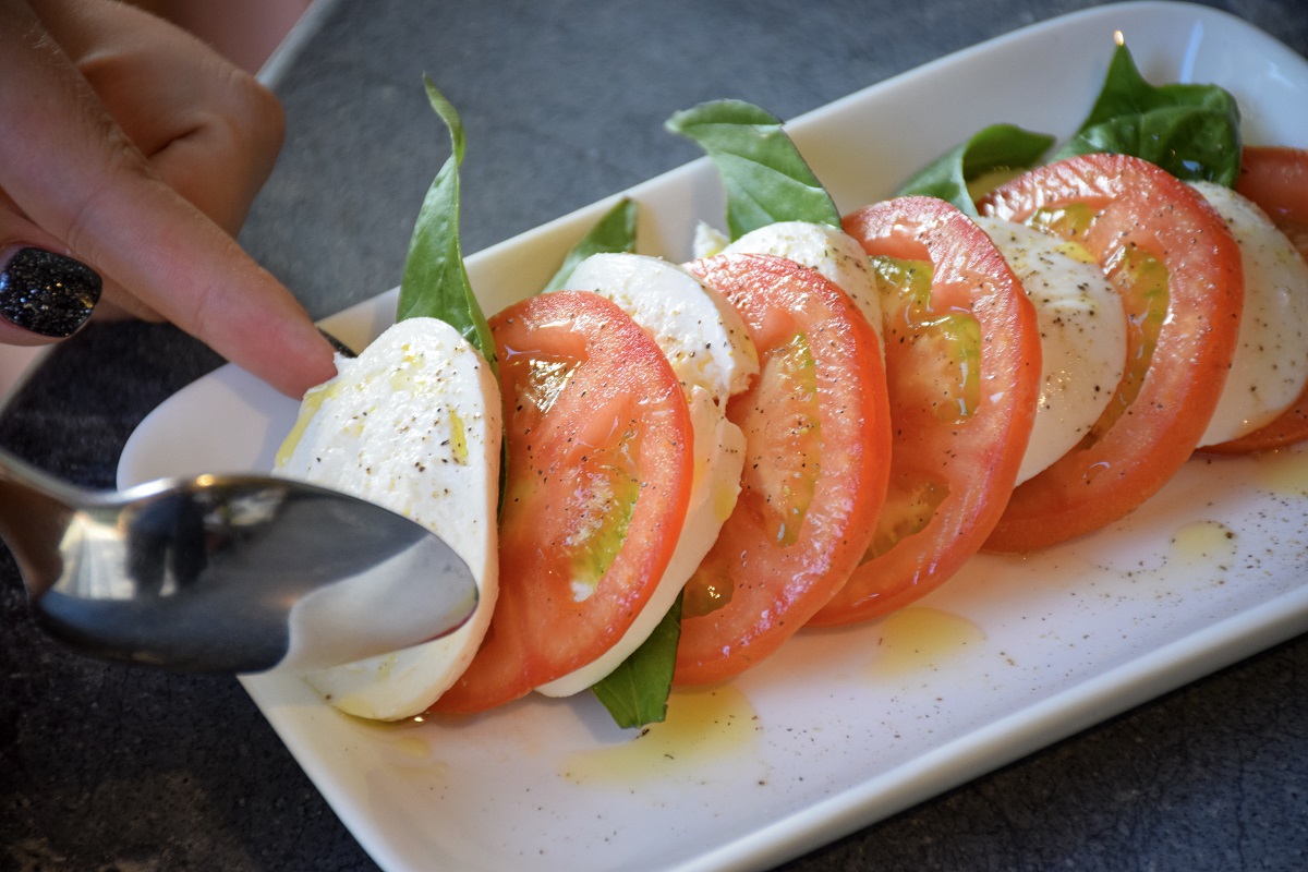 fratellihk's tweet photo. So fresh! Our #Caprese #appetizer delivers an elegant and delicious start to your meal. #FratelliHK https://t.co/FkTWLNUSVF https://t.co/dxy3keCg5y