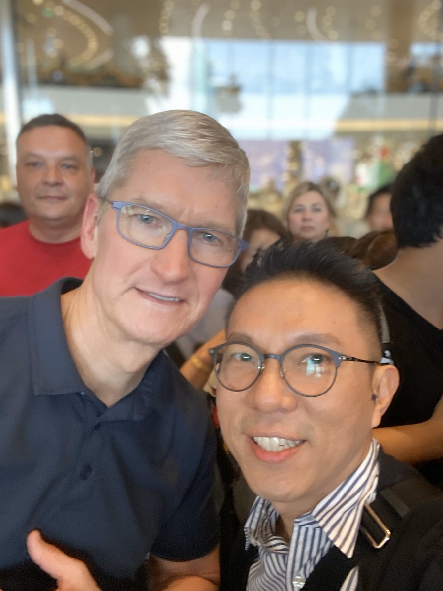 dhamrongdul's tweet image. Meet the Icon surprisingly ตื่นเต้น เซลฟี่มือไม้สั่น #iPhone11Pro #Portraitmode #AppleStore #iconSiam #ADEThailand