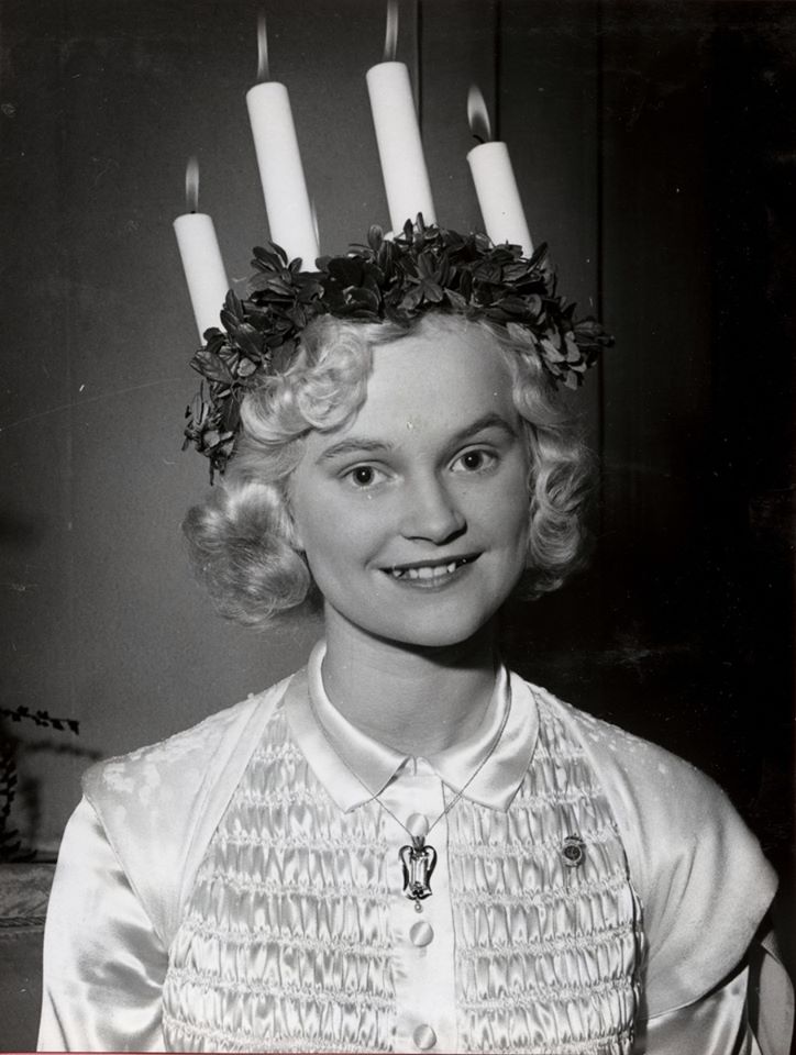 Ha en fin Luciafeiring!! 🕯️ 🥨
(Bilde herfra: digitaltmuseum.se/021017316727/l…) 
#lucia #retro #nostalgi #fredagsmys