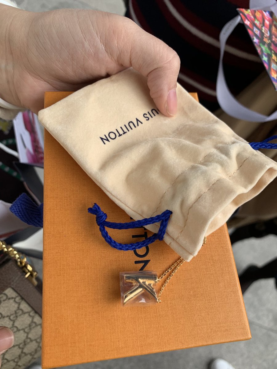 sk00620062's tweet photo. My headphones, my necklace! Oh, my god! Moved to cry! Love you! See you in Japan！
@kristtps 

#KristPerawat https://t.co/QuXCt8E9v9