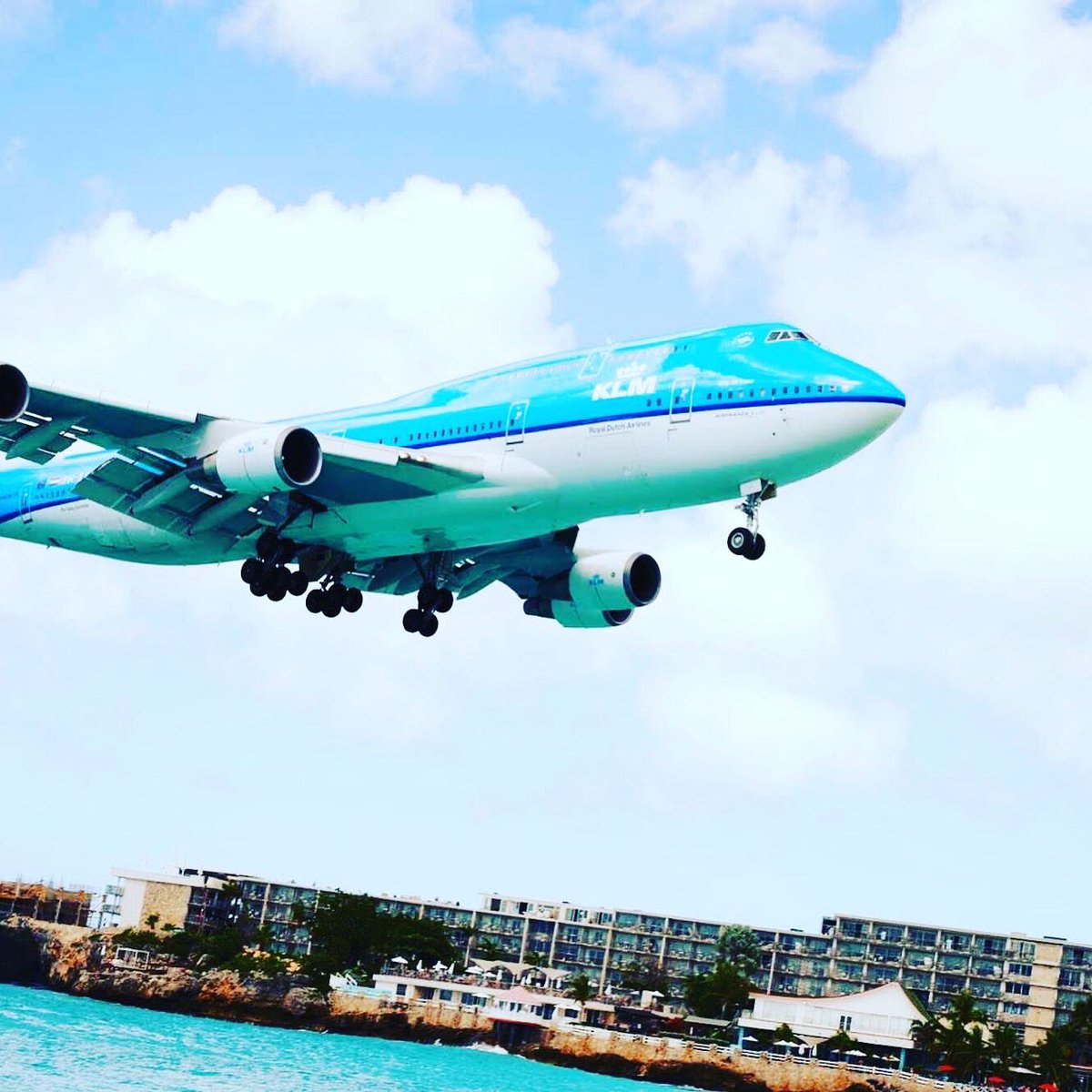 国井律子 セントマーチン島 Stmaarten マホビーチ Mahobeach 世界一危険なビーチ 死ぬ前にもう一度行きたい場所 セントマーチン島のフレンチはものすごく旨い 飛行機好き 英才教育 息子は毎晩youtubeで離着陸動画観てる 旅客機が好き ブルー