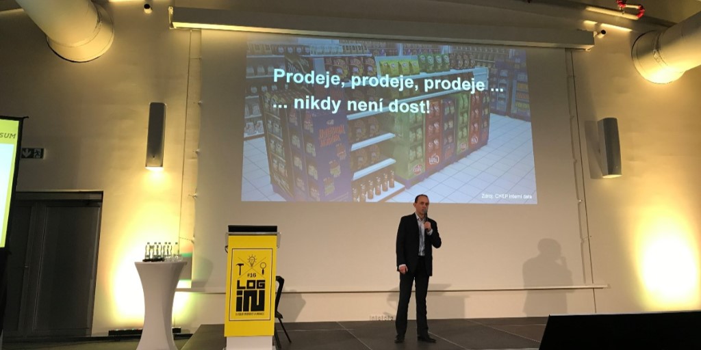 CHEP_SL's tweet photo. Jan Kočárek, riaditeľ CHEP CZ a SK, predstavil na pražskom LOG-IN fóre intuitívnu 1/4paletu Q+ otvárajúcu možnosti efektívnejšej a kreatívnejšej prezentácie produktov.  Viac o 1/4palete na: https://t.co/WlrxVDQQJc 
#uhlíkovo-neutrálna #vizuálne-atraktívna #uchytenieBlueClick® https://t.co/rqHYjI3CZG
