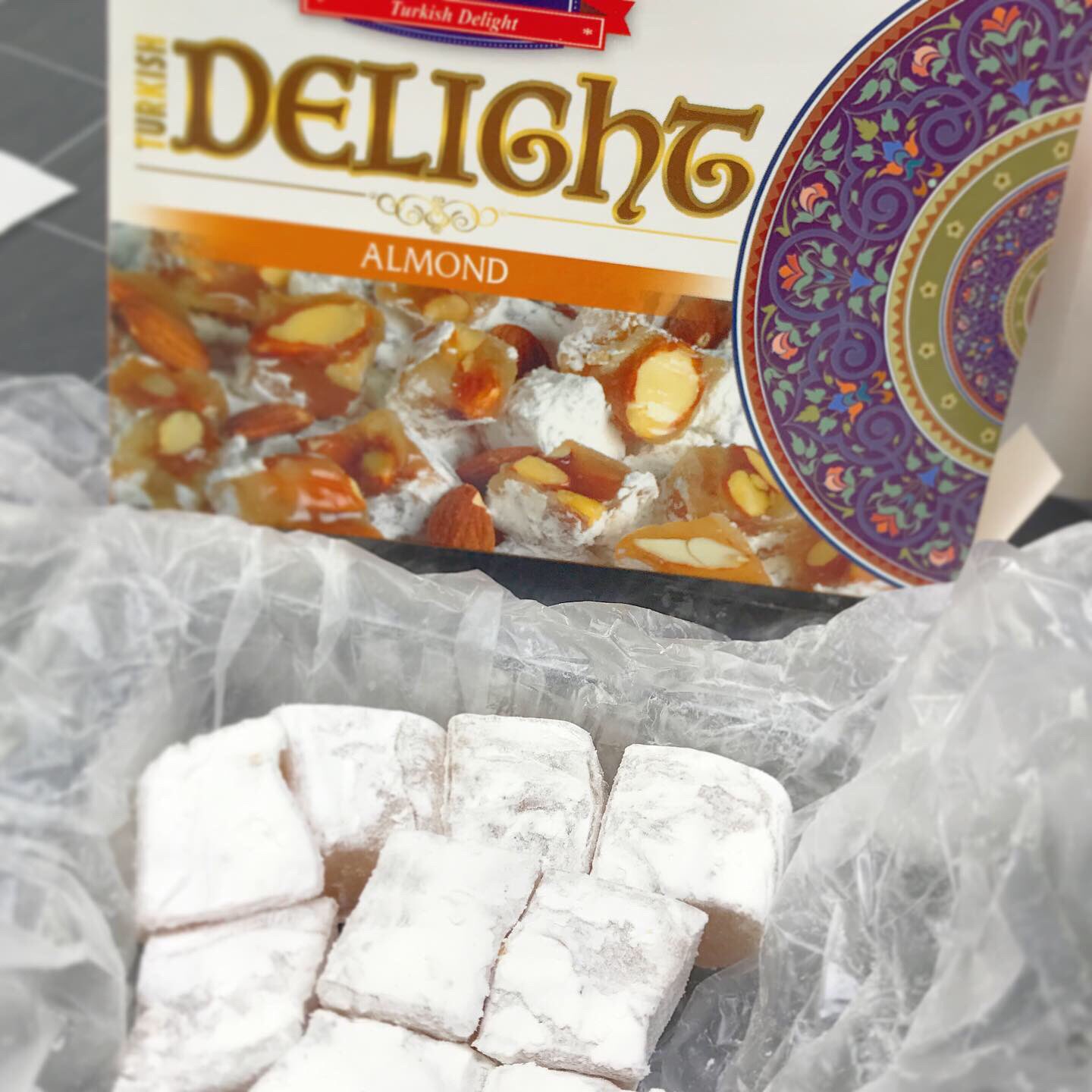𝕠𝕟𝕖𝕓𝕒𝕟 今日のおやつ トルコのお土産 ロクム ターキッシュディライト というお菓子 むにゅっとした甘い餅 っぽいものにアーモンドが入ってて くるみゆべしみたいな感じ ご馳走さまでした ロクム ターキッシュディライト トルコ土産