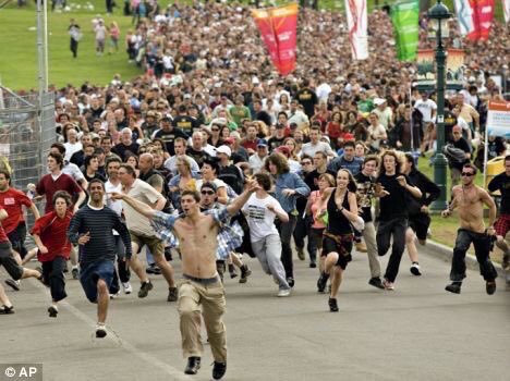 parotbet's tweet photo. Unilorin students when they see a vehicle going inside school😂#KwasuVsUnilorin https://t.co/TuBIMmWzuT