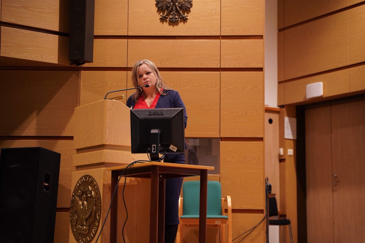 prwsocialmedia's tweet photo. 🗣 Podczas sesji plenarnej wystąpili także: dr @jbarlik z tematem „Studenci #publicrelations o reputacji branży #PR” 👩🏼‍💻 oraz dr hab. Uniwersytetu SWPS Karina Stasiuk-Krajewska, która mówiła o „Etyce komunikacji profesjonalnej - zarysie koncepcji”  📊

#EtykaPR #StandardyPR https://t.co/0rDWZZo90v