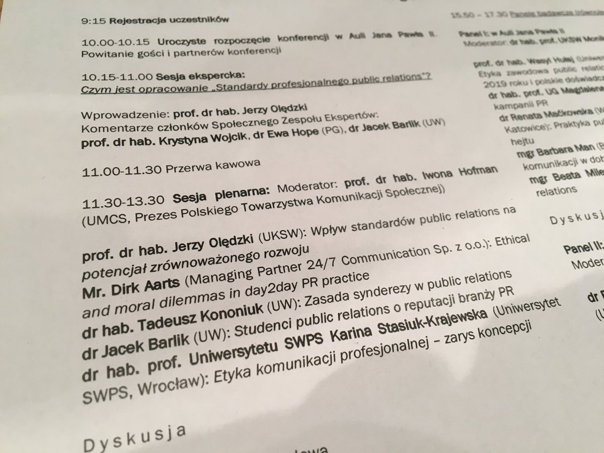 prwsocialmedia's tweet photo. 🗣 Podczas sesji plenarnej wystąpili także: dr @jbarlik z tematem „Studenci #publicrelations o reputacji branży #PR” 👩🏼‍💻 oraz dr hab. Uniwersytetu SWPS Karina Stasiuk-Krajewska, która mówiła o „Etyce komunikacji profesjonalnej - zarysie koncepcji”  📊

#EtykaPR #StandardyPR https://t.co/0rDWZZo90v