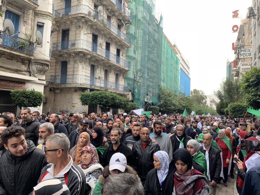 HadjerGuenanfa's tweet photo. Une mobilisation exceptionnelle à #Alger. Sur les photos, les manifestants qui arrivent sur Hassiba Ben Bouali #Algerie #الجزاير #الحراك_مستمر #تبون https://t.co/1Pb61TBQrs