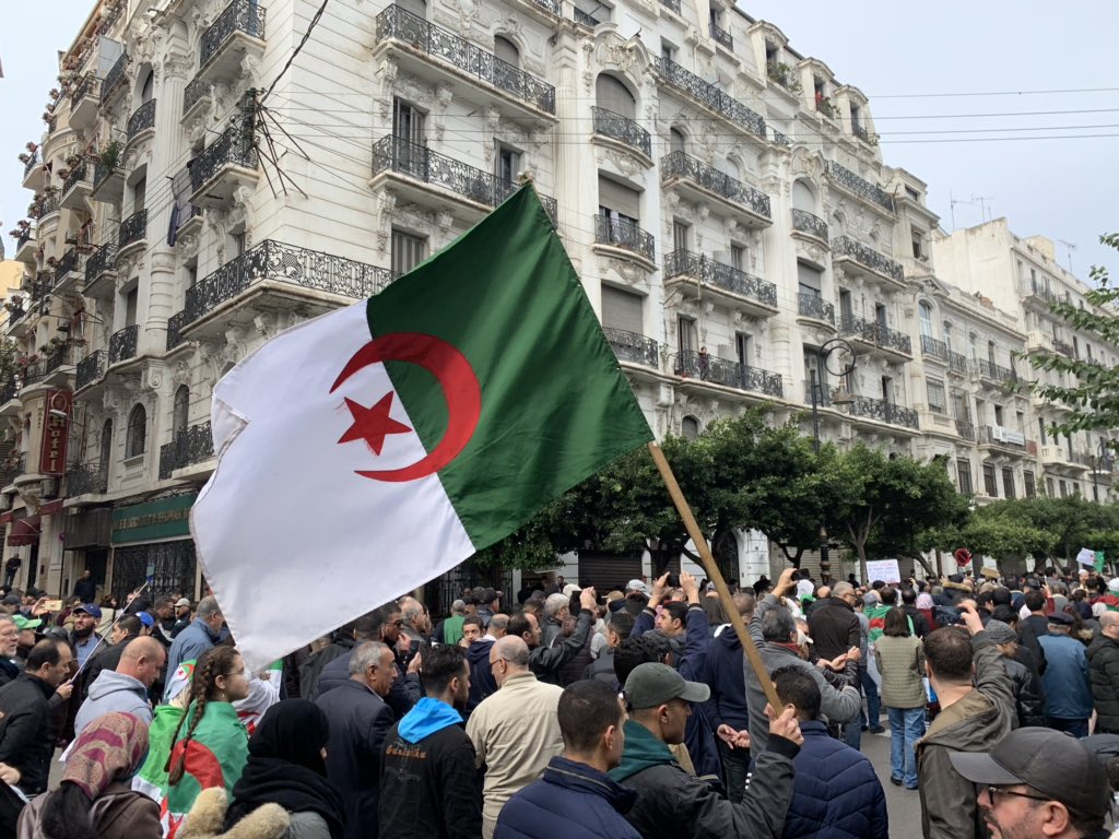 Une mobilisation exceptionnelle à #Alger. Sur les photos, les manifestants qui arrivent sur Hassiba Ben Bouali #Algerie #الجزاير #الحراك_مستمر #تبون