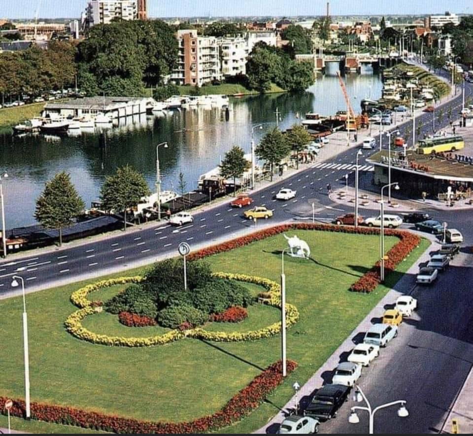 chrisgarrit's tweet image. Het stationsgebied Groningen 1966. Wat verlang ik terug naar die tijd. Het station wordt mooi verbouwd alleen wordt het belangrijkste vergeten: De sloop van het afzichtelijke "stadsbalkon".  We hopen maar op wijsheid. 😉
