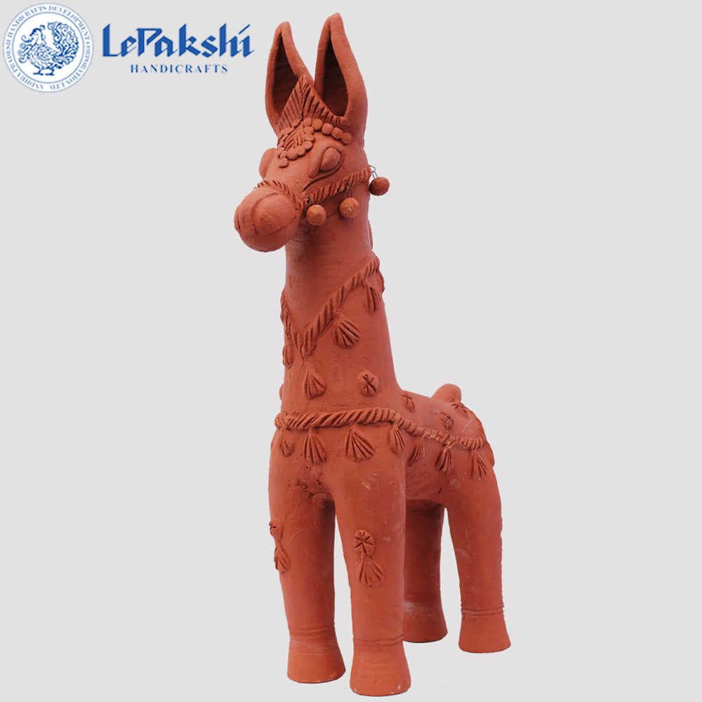 The mastery of artisans creating #TerracottaPottery is clearly evident in these attractive pieces of art work.
#Terracotta #TerracottaPottery #TerracottaProducts #LepakshiHandicrafts #TerracottaWork #Potterywork