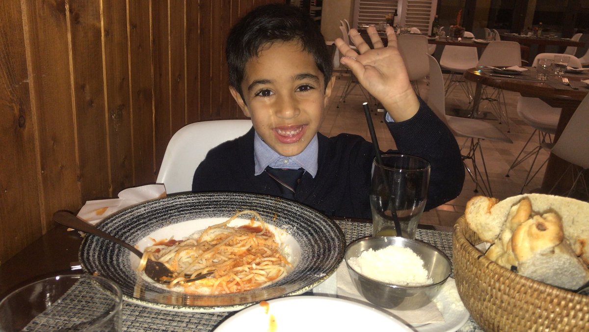 JbaraAhmed's tweet photo. Cenando con mi bogosse Aamr https://t.co/OlSFv8p7wT