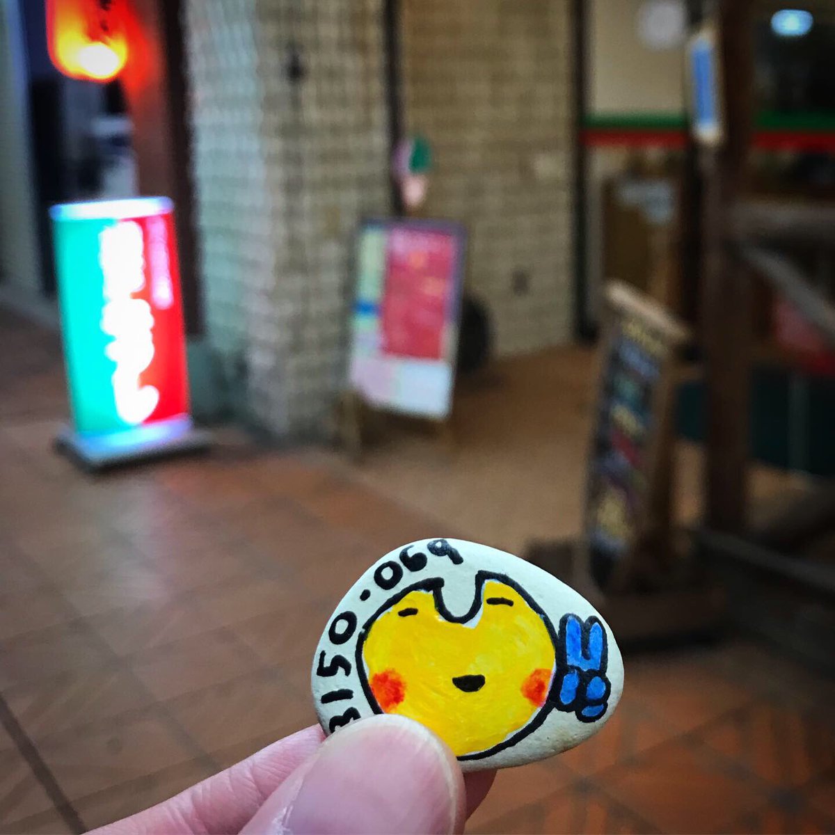 HiROsimicom's tweet image. 「ジェイソンなんか、怖くない！」
「こーわくない！」
ドキドキ『13日の金曜日』ですね。

ワロックキャッツアイ(仮称)、
二週連続出動！

酒田中町アーケードにリリース(放石)。
良い週末を！！！！！

#ワロック #warock #warocks #アンゴー星人 #酒田市