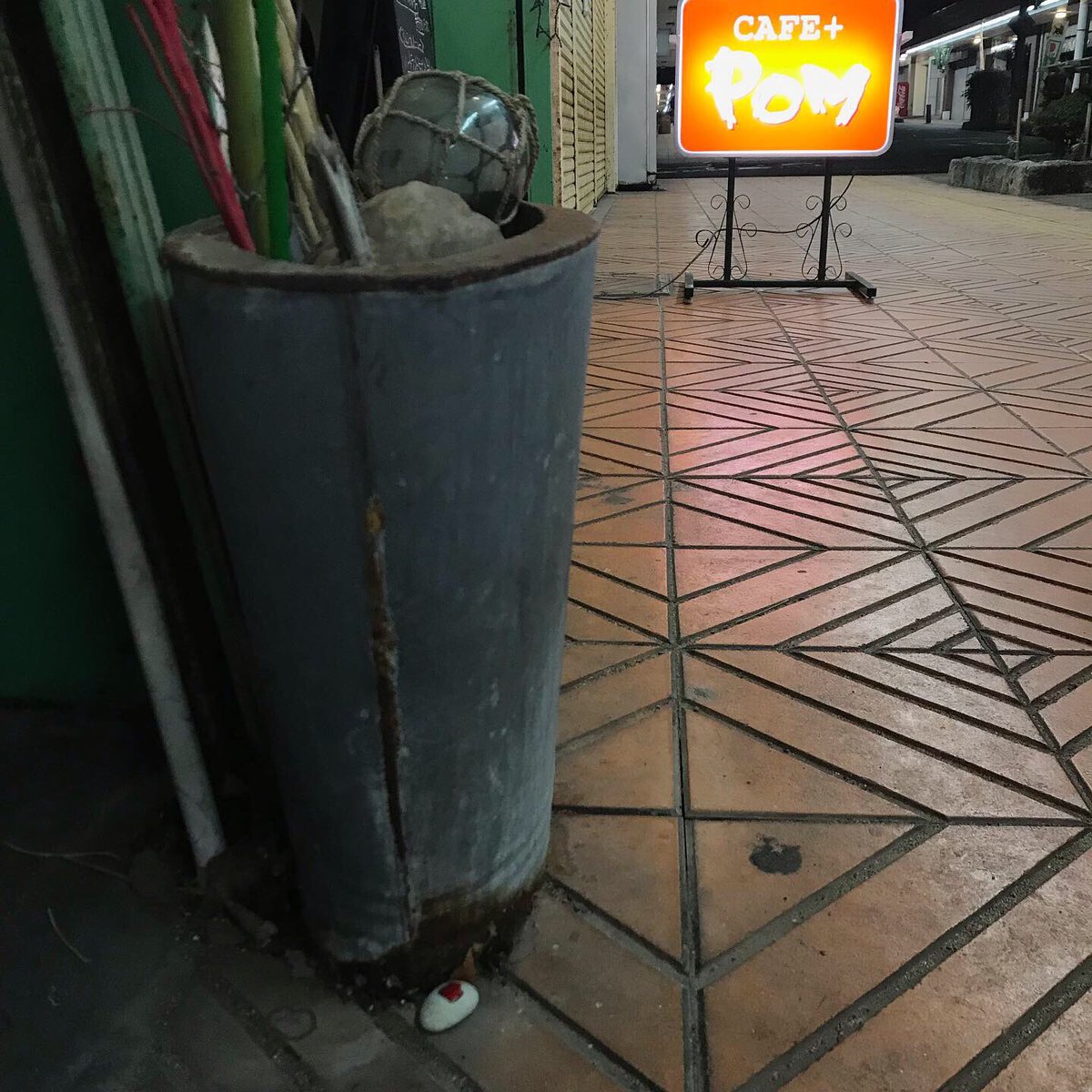 HiROsimicom's tweet image. 「ジェイソンなんか、怖くない！」
「こーわくない！」
ドキドキ『13日の金曜日』ですね。

ワロックキャッツアイ(仮称)、
二週連続出動！

酒田中町アーケードにリリース(放石)。
良い週末を！！！！！

#ワロック #warock #warocks #アンゴー星人 #酒田市