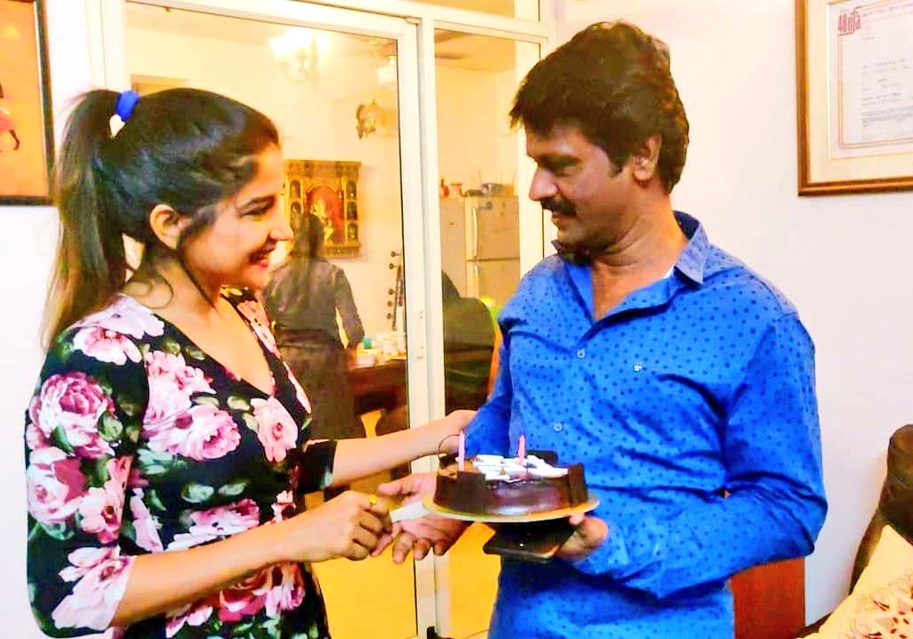 kayaldevaraj's tweet photo. சேரன் பிறந்தநாளை
சர்ப்ரைஸ் ஆக கொண்டாடிய
சாக்ஷி அகர்வால்
#Cherappa 's house #EPIC 🥰
#HappyBirthdayCheran
@directorcheran @ssakshiagarwal https://t.co/HsrtW8JMOP