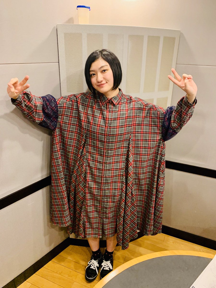 Uzivatel A Station Fm Kyoto Na Twitteru Orc 人気コーナー オシャレファクトリーmtst に エビ中 も付き合っていただきました 小林歌穂 さんの今日のファッション 赤とグレーのチェックのワンピースで 手を広げるとモモンガスタイル 黒 のスニーカーに黒の